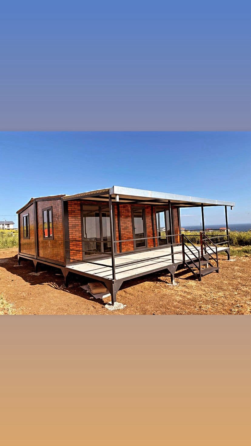 56 m² Sandviç Panel Desenli 2+1 Prefabrik Yaşam Konteyneri – Balkonlu ve Platformlu